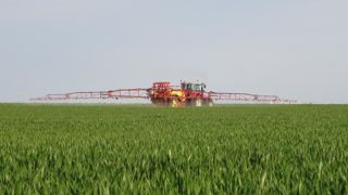 La feuille de route estime que les subventions publiques devraient être conditionnées à la réduction de l’utilisation des pesticides et à la mise en œuvre appropriée de la lutte intégrée.